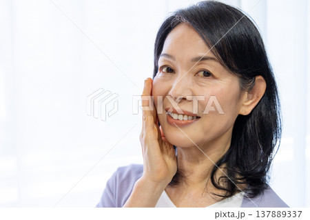 シニア女性のビューティーイメージ 137889337