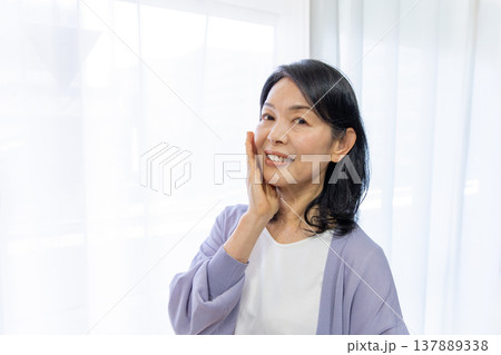 シニア女性のビューティーイメージ 137889338
