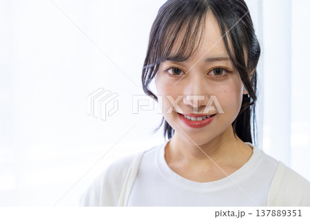 若い女性のビューティーイメージ 137889351