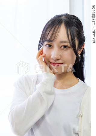 若い女性のビューティーイメージ 137889356