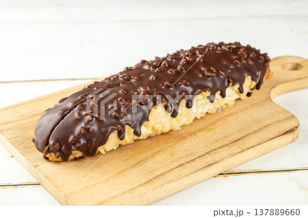 チョコレ-トをかけたコッペパン チョコレ-トをかけたコッペパン 137889660