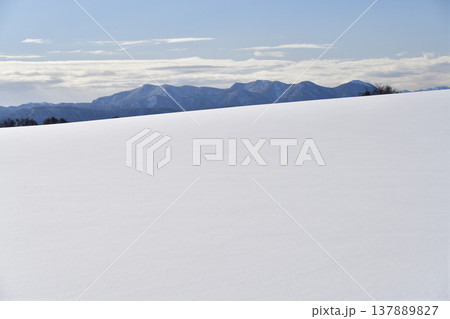 早春の北海道乙部町で雪原の風景を撮影 早春の北海道乙部町で雪原の風景を撮影 137889827