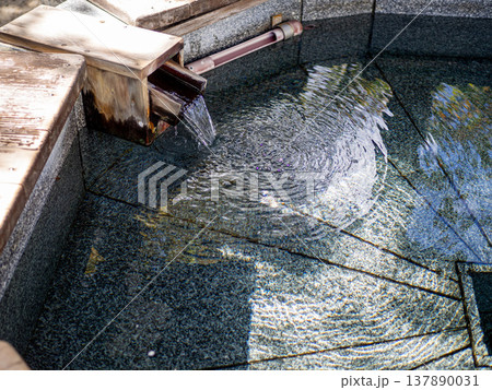 リラックスを誘う温泉街の足湯 リラックスを誘う温泉街の足湯 137890031