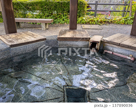 リラックスを誘う温泉街の足湯 リラックスを誘う温泉街の足湯 137890036