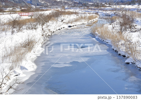 早春の北海道乙部町で氷が解け始めた姫川の風景を撮影 早春の北海道乙部町で氷が解け始めた姫川の風景を撮影 137890083