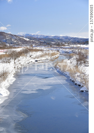 早春の北海道乙部町で氷が解け始めた姫川の風景を撮影 早春の北海道乙部町で氷が解け始めた姫川の風景を撮影 137890085