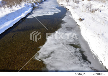 早春の北海道乙部町で氷が解け始めた姫川の風景を撮影 137890087