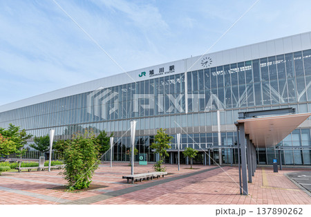 北海道旭川市 旭川の玄関口 快晴のJR旭川駅(南口) 北海道旭川市 旭川の玄関口 快晴のJR旭川駅(南口) 137890262