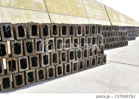 春の北海道八雲町落部漁港でたこ箱を乾燥させている風景を撮影 137890762