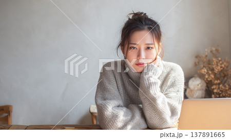 タイトル 静かな午後に物思いにふける女性 137891665