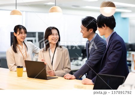 会話するビジネスパーソン 137891792