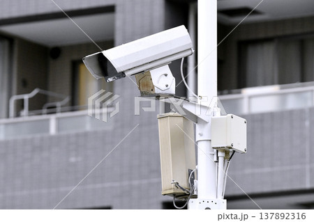 日本の横浜都市景観　街角の防犯カメラ…＝横浜市内 137892316