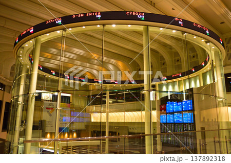 東京証券取引所　マーケットセンター 137892318