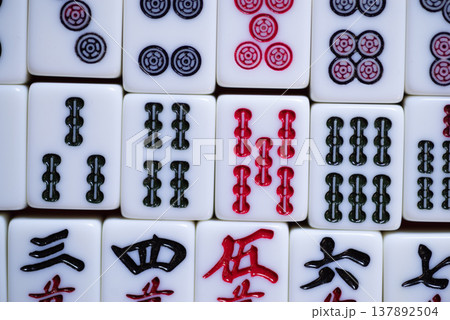 赤背景にマージャン牌 赤背景にマージャン牌 137892504