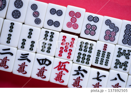 赤背景にマージャン牌 137892505