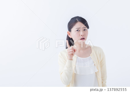 指を指して怒る若い女性 指を指して怒る若い女性 137892555