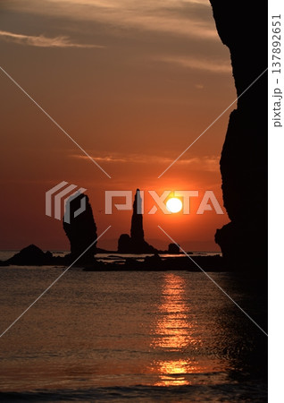 奇岩の朝景色 137892651