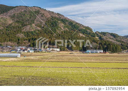 奥琵琶湖の田園風景　滋賀県長浜市西浅井町 137892954