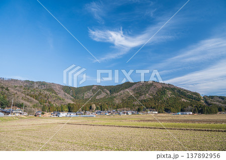 奥琵琶湖の田園風景 滋賀県長浜市西浅井町 奥琵琶湖の田園風景 滋賀県長浜市西浅井町 137892956