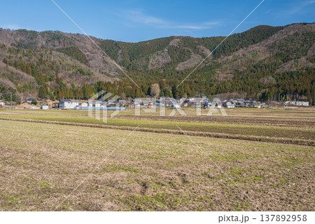 奥琵琶湖の田園風景 滋賀県長浜市西浅井町 奥琵琶湖の田園風景 滋賀県長浜市西浅井町 137892958