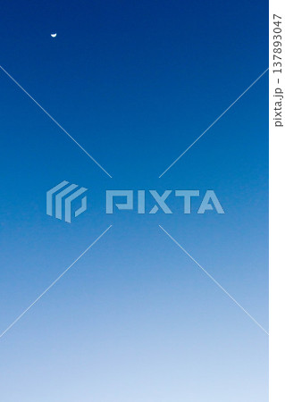 広大なコピースペースのある夕空 背景素材 広大なコピースペースのある夕空 背景素材 137893047