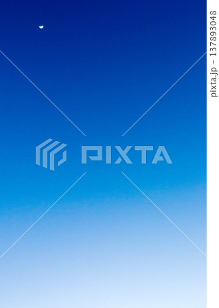 広大なコピースペースのある夕空 背景素材 137893048