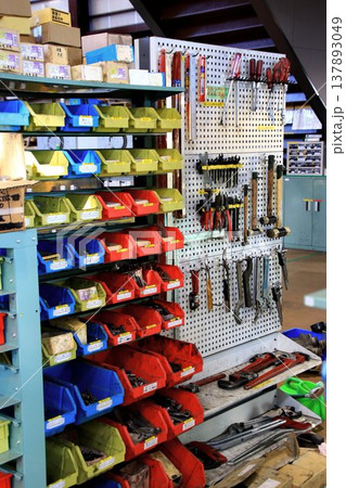 整理整頓で整備性も向上?! 『工具台』と『部品棚』 整理整頓で整備性も向上?! 『工具台』と『部品棚』 137893049