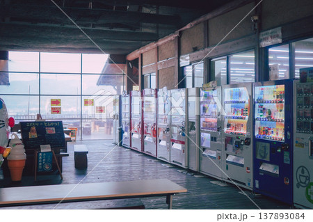 道の駅に並ぶ自動販売機と柔らかな光が差し込むノスタルジックな風景 道の駅に並ぶ自動販売機と柔らかな光が差し込むノスタルジックな風景 137893084
