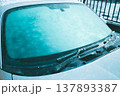 氷点下で凍った車のフロントガラス 137893387