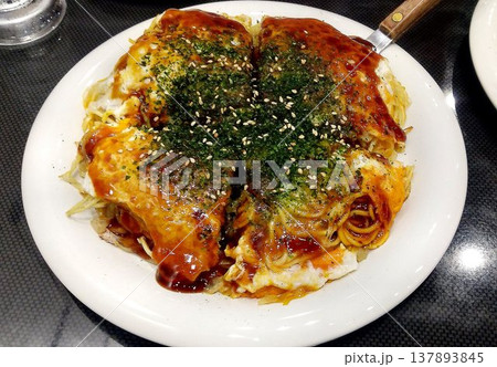 関西風とは違う広島の味… 広場お好み焼き  137893845