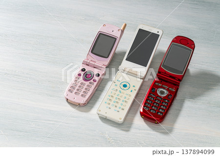 古い時代の携帯電話 ガラケー 137894099