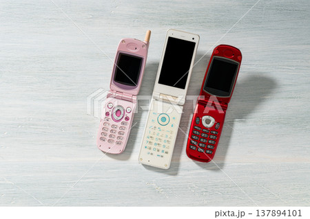 古い時代の携帯電話 ガラケー 137894101