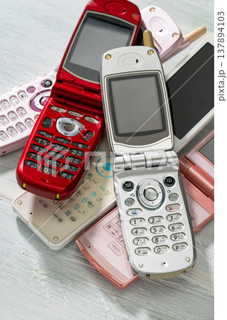 古い時代の携帯電話 ガラケー 137894103