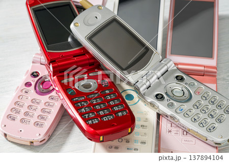 古い時代の携帯電話 ガラケー 137894104