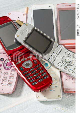 古い時代の携帯電話 ガラケー 137894105