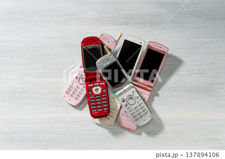 古い時代の携帯電話 ガラケー 137894106