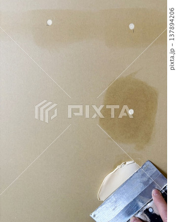 石膏ボードのビス穴補修 パテ処理前後の壁面と施工イメージ 137894206