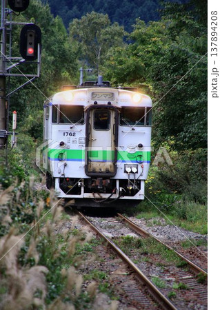 函館本線【大沼公園駅】へ入線する… 『キハ40系』 137894208