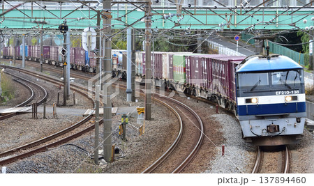 東海道本線　東戸塚－保土ケ谷　JR貨物　EF210-138（岡山） 137894460