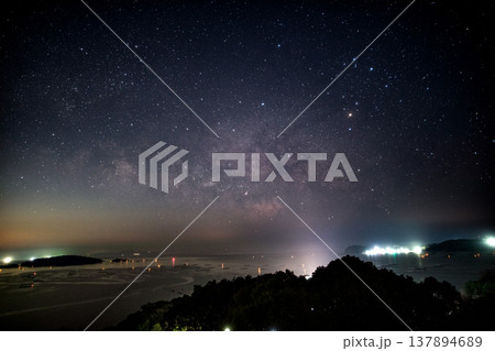 深い夜の青と、天の川の濃密な色彩 137894689