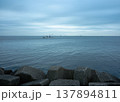 朝の散歩の美しい海の風景 137894811