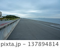 朝の散歩の清々しい風景 137894814