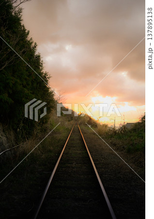 夕暮れの線路 137895138