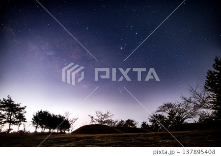 空の特等席、遥照山で見上げる天の川 137895408