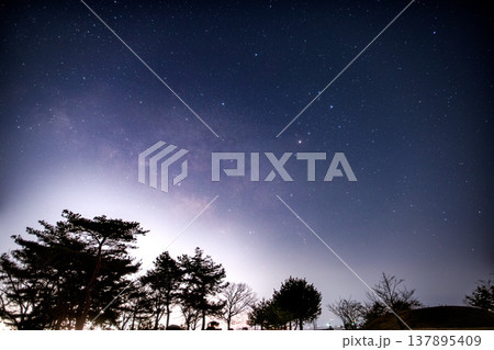 遥照山、夜空を彩る無限の星屑たち 137895409