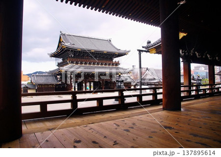 京都府 東本願寺・御影堂門(重要文化財) 京都市 下京区 常葉町 京都府 東本願寺・御影堂門(重要文化財) 京都市 下京区 常葉町 137895614