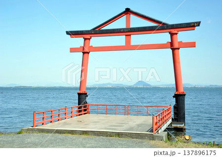 琵琶湖畔、日吉大社の合掌鳥居と近江富士 137896175