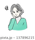 困っている年配女性 137896215