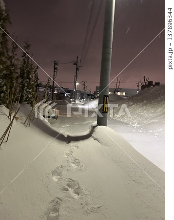 雪の夜道 雪の夜道 137896344