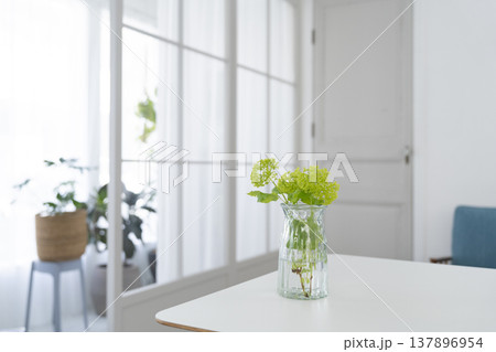 テーブルに置かれた花瓶 花のある生活 テーブルに置かれた花瓶 花のある生活 137896954